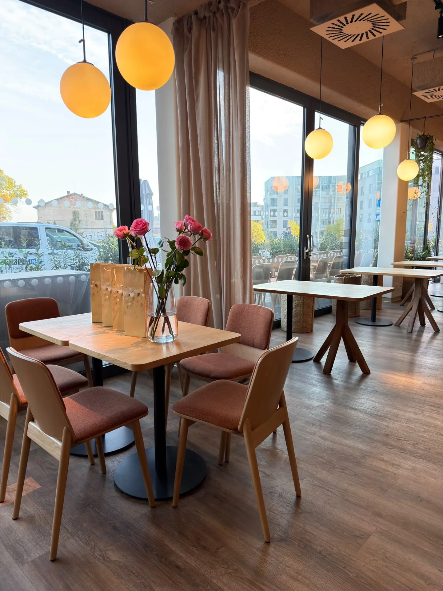 Světlý sál restaurace Solis s velkými okny