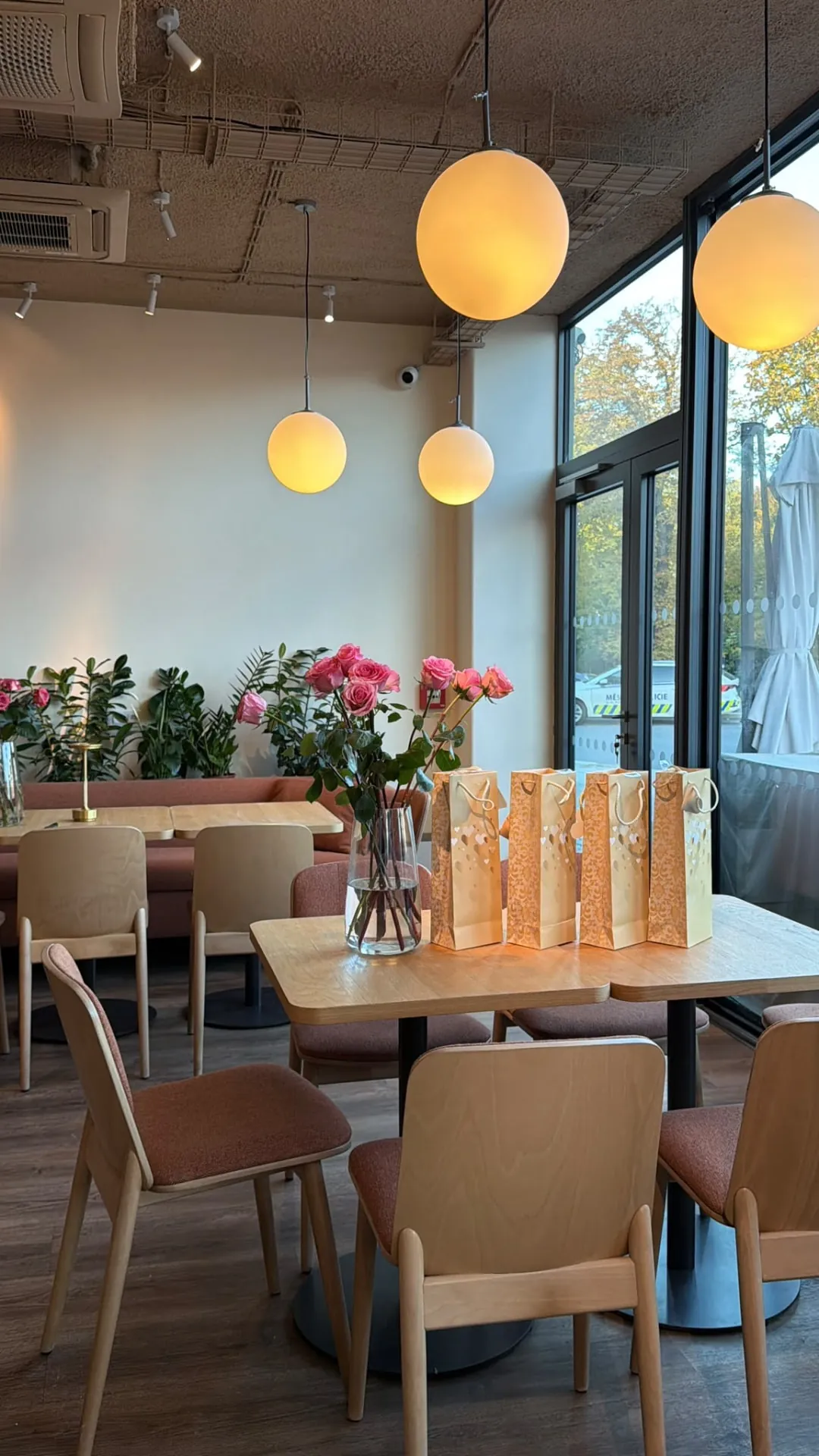 Sezení u zeleně v naší restauraci
